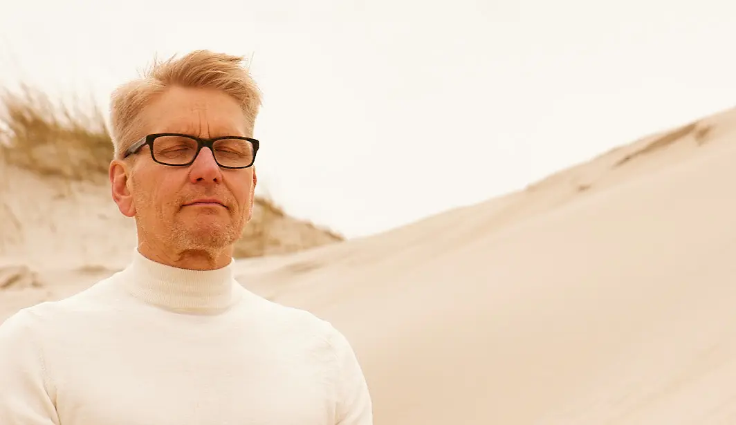 Andreas Woltemath in einer ruhigen Dünenlandschaft