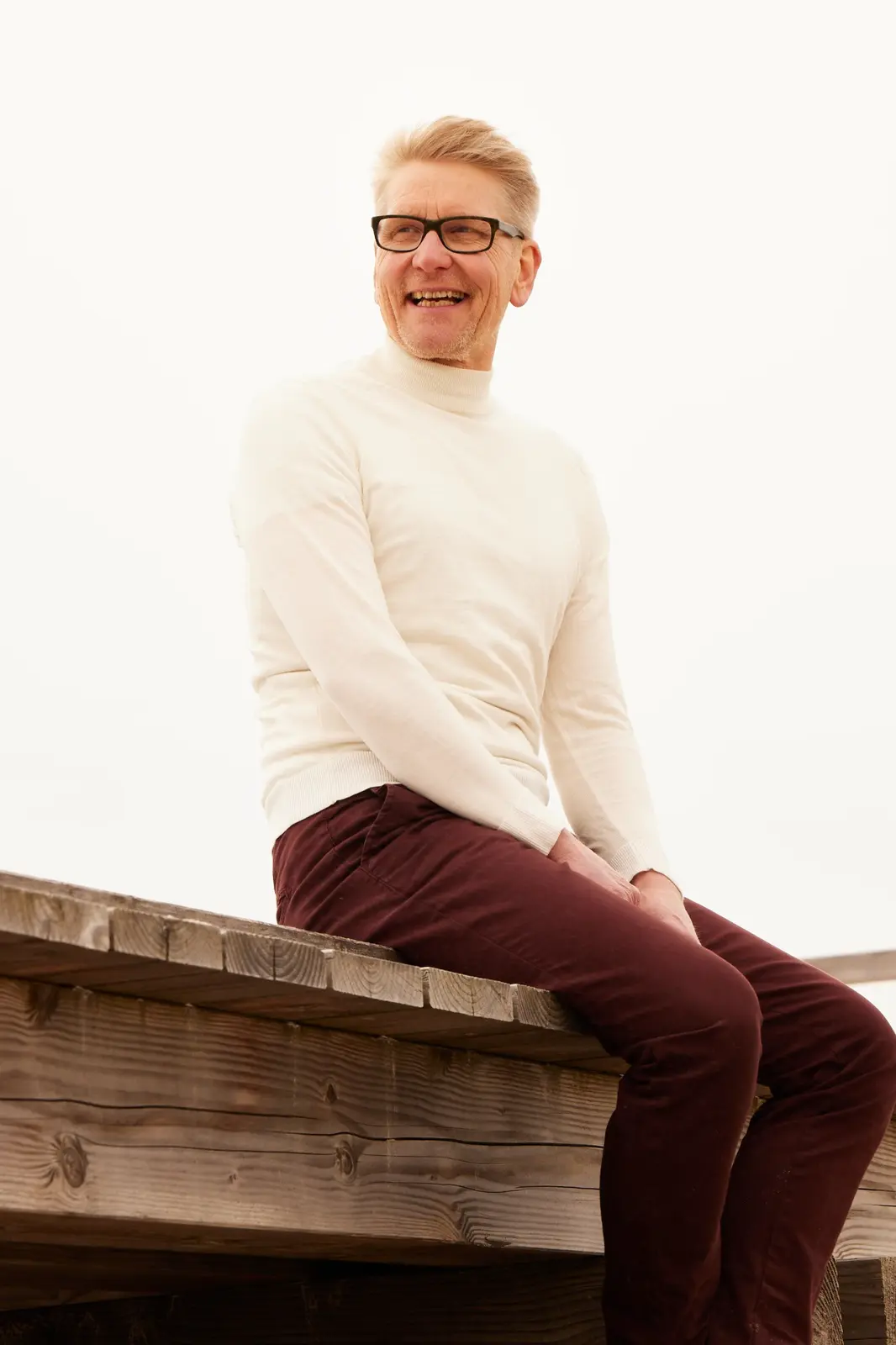Andreas Woltemath lächelnd am Meer